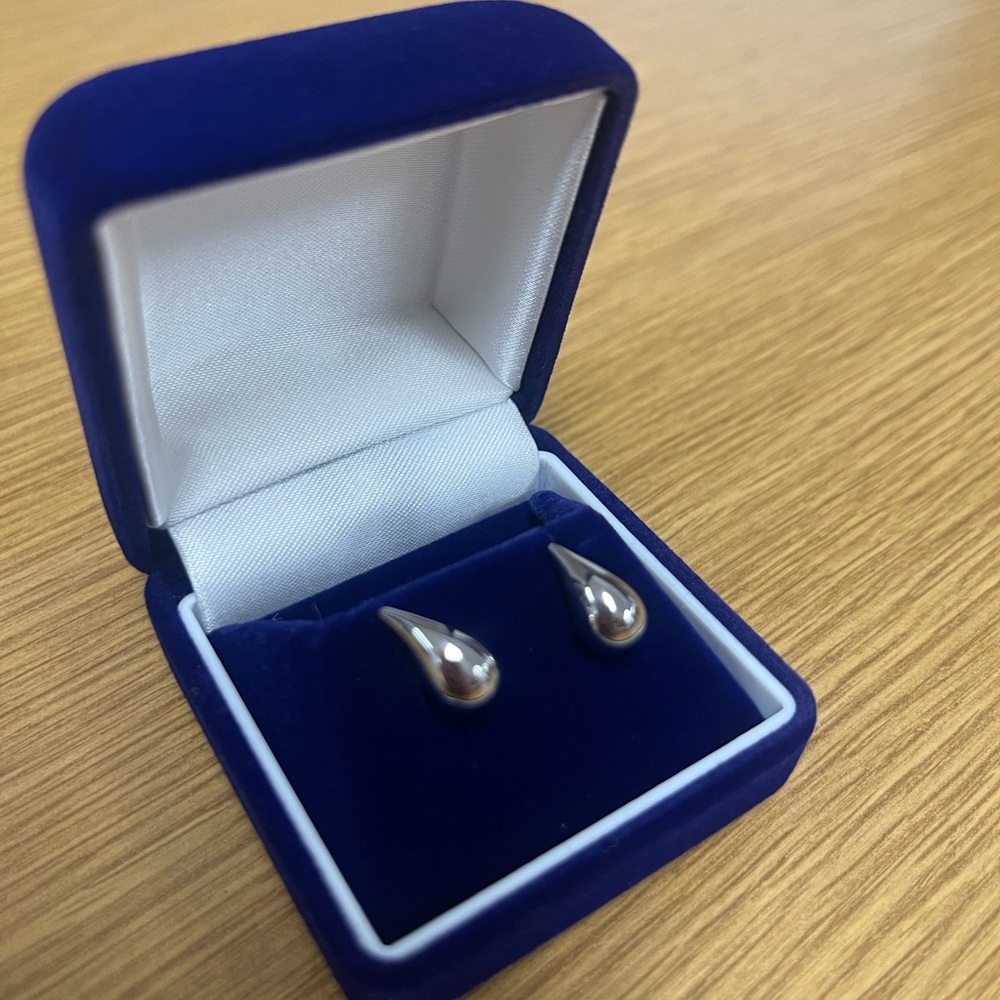 Never used teardrop earrings in 18k white gold